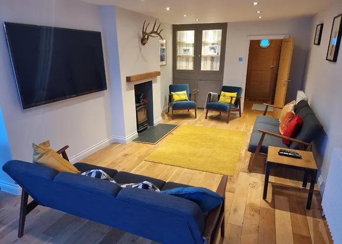 Neet Retreat - Sleeps 7 Next To Beach