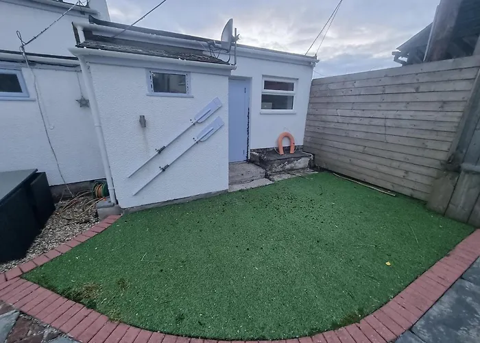 Neet Retreat - Sleeps 7 Next To Beach