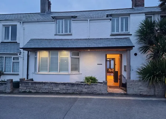 Neet Retreat - Sleeps 7 Next To Beach