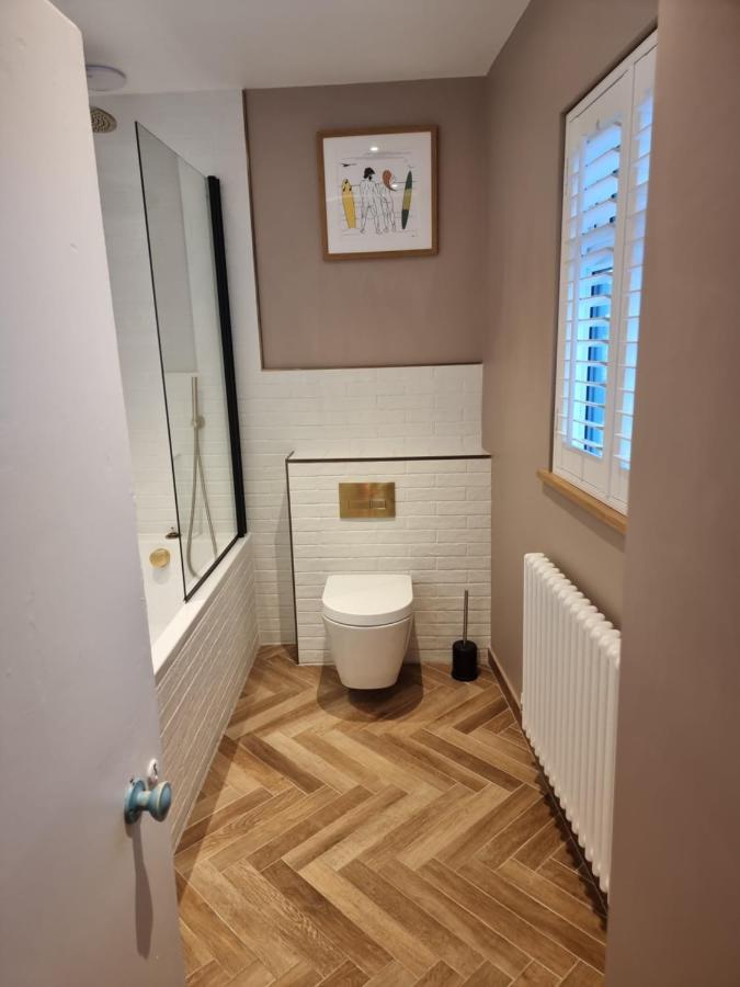 Neet Retreat - Sleeps 7 Next To Holiday home *