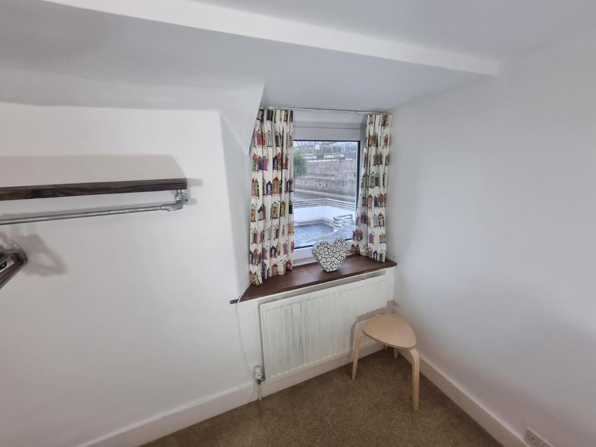Neet Retreat - Sleeps 7 Next To Holiday home