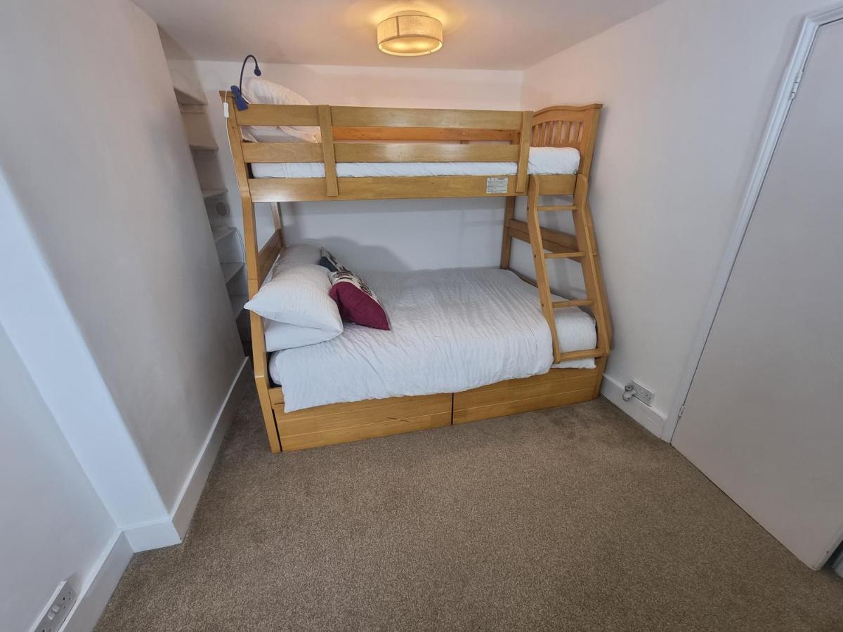 Neet Retreat - Sleeps 7 Next To Holiday home *