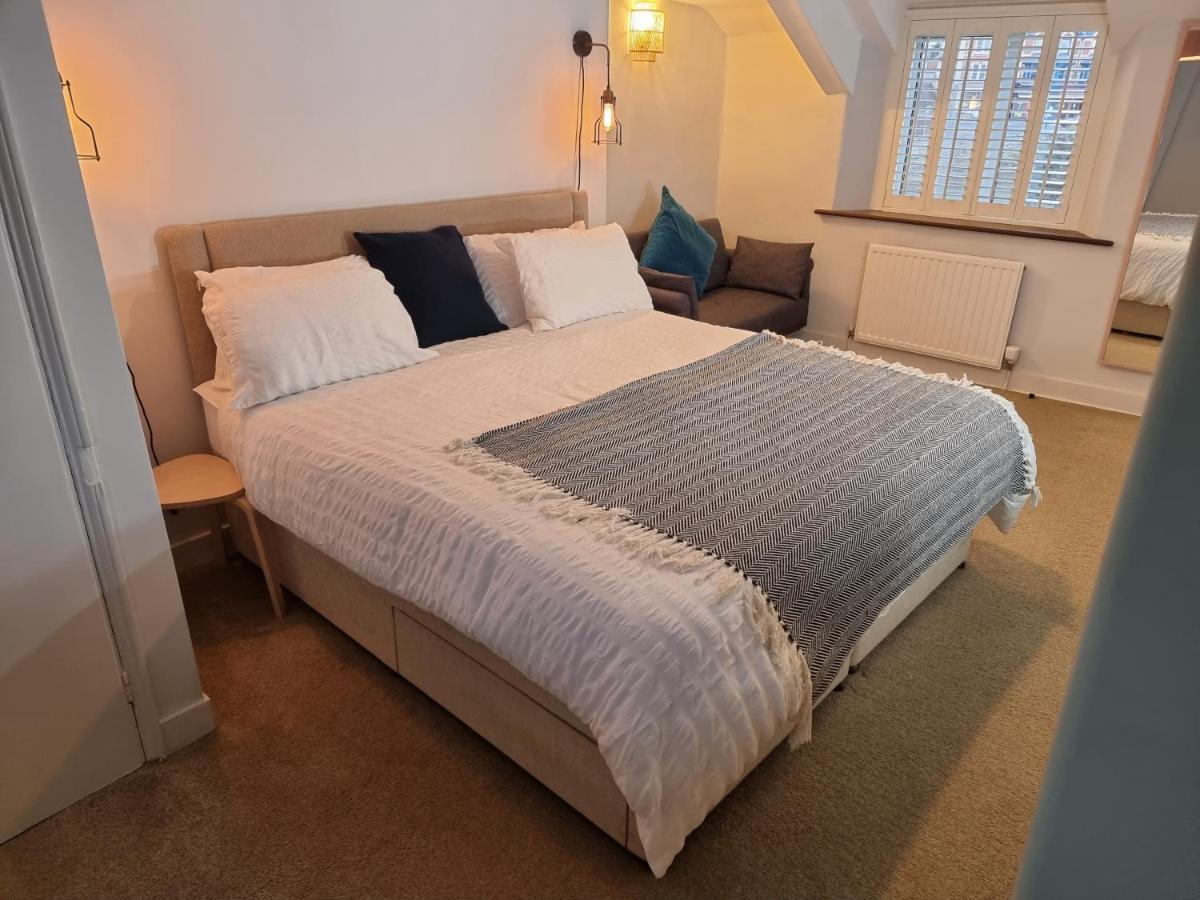 Neet Retreat - Sleeps 7 Next To Holiday home