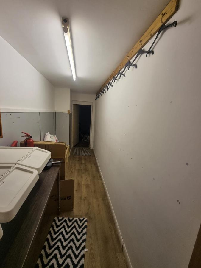 Neet Retreat - Sleeps 7 Next To Holiday home *