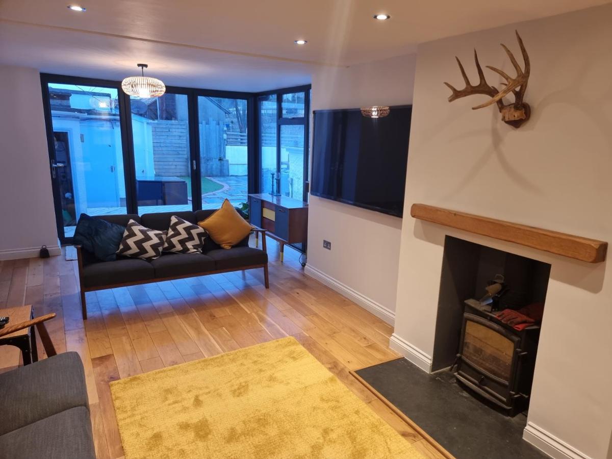 Neet Retreat - Sleeps 7 Next To Holiday home *