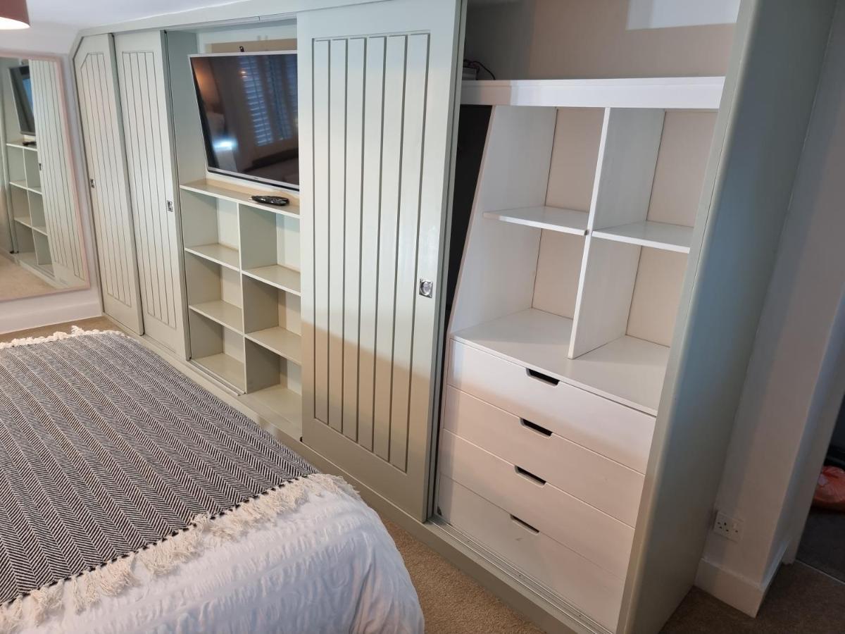 Neet Retreat - Sleeps 7 Next To Holiday home *